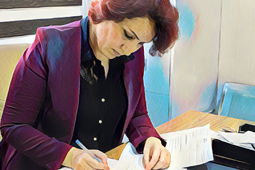 Dr. Nawzat helps survivors of abuse and violence, motivated by her own experience as a displaced person. Based on a photo by UNFPA Iraq/Turchenkova.