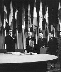 中国代表团签署宪章