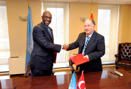 土耳其常驻联合国代表Apakan先生和联合国副秘书长谢克·西迪·迪亚拉