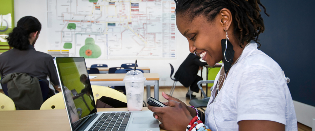 在肯尼亚一个iHub的年轻人。尽管非洲的移动和互联网普及率仍然较低，但是信息和通信技术（ICT）可改变非洲大陆的企业和政府，推动企业家精神、创新和经济增长。开发署图片