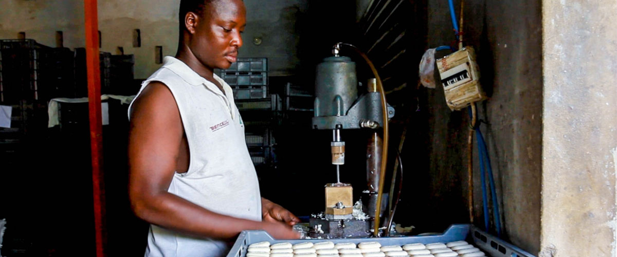 联合国工业发展组织（UNIDO）正在帮助小型企业提高生产率，以开拓新市场。工发组织图片