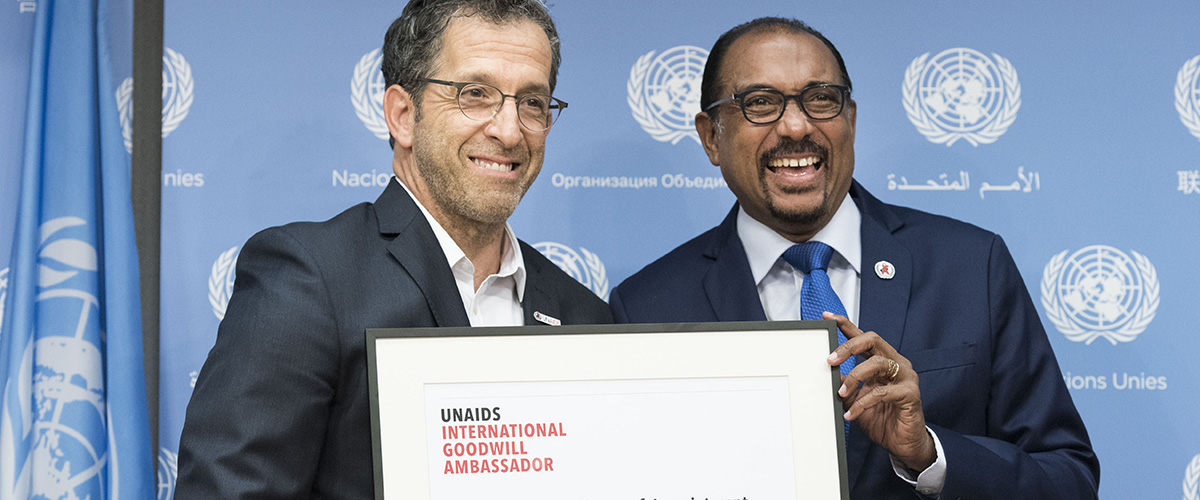 2016年6月7日，联合国艾滋病规划署执行主任西迪贝（右）与时尚设计师凯尼斯·柯尔（Kenneth Cole）一同出席新闻发布会，宣布柯尔被任命为艾滋病规划署国际亲善大使。联合国图片/ Mark Garten