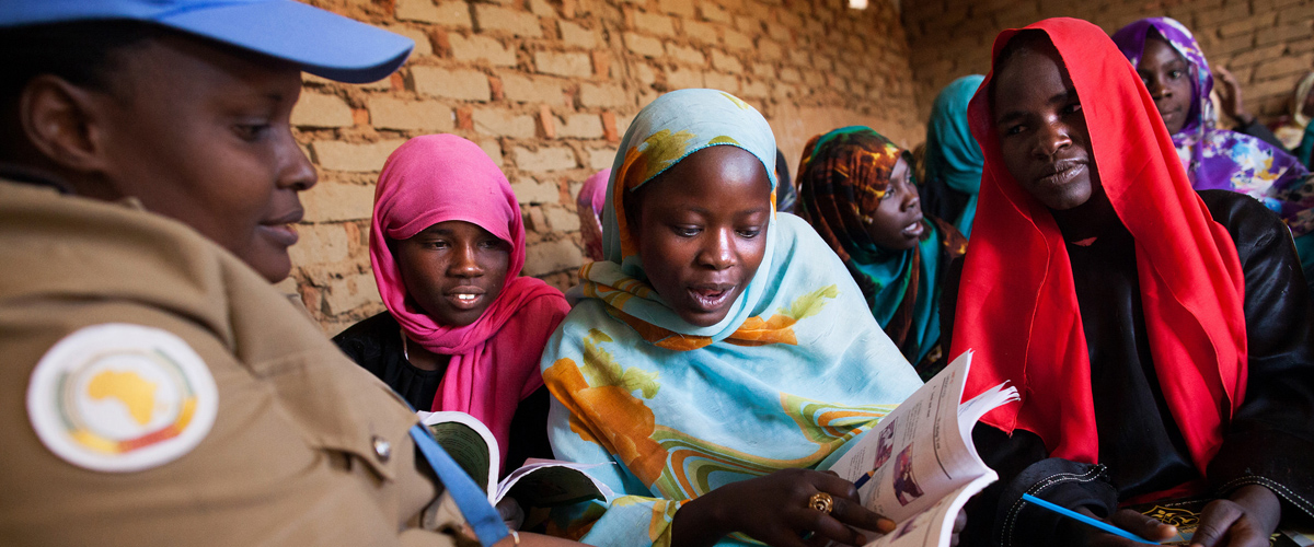 居住在苏丹首都法希尔附近北达尔富尔地区的一所内部流离失所营地中的女童正在使用非盟-联合国达尔富尔混合行动警察部门提供的书籍。联合国图片/Albert González Farran 