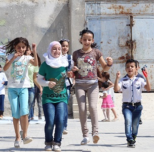 在阿勒颇西部的一所学校里，儿童参加开放日活动。儿基会图片／UN034533／Al-IssaIn-house