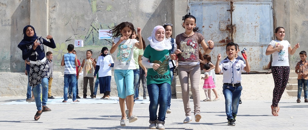 在阿勒颇西部的一所学校里，儿童参加开放日活动。儿基会图片／UN034533／Al-IssaIn-house