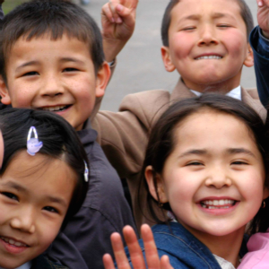 哈萨克斯坦的学童们挥手微笑。世界银行/Maxim Zolotukhin