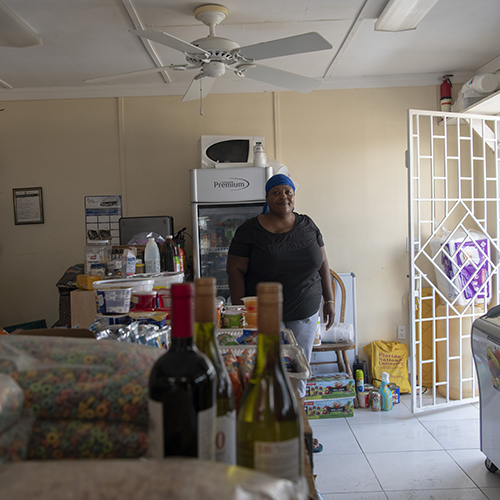 五级飓风多里安于2019年9月1日登陆巴哈马北部的阿巴科和大巴哈马岛后，一名当地居民在阿巴科岛库珀镇开设了一家只供应当地食物的商店。联合国图片/Mark Garten