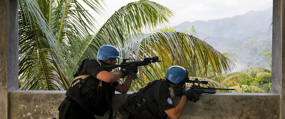 联合国驻海地稳定特派团（联海稳定团）的约旦籍贯特警队员参与毒品缉获行动。
