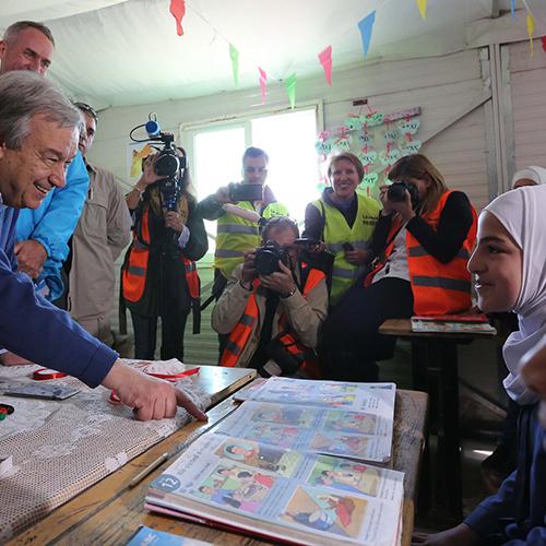 在访问约旦扎塔里难民营期间，秘书长安东尼奥•古特雷斯与学童们交谈。联合国图片