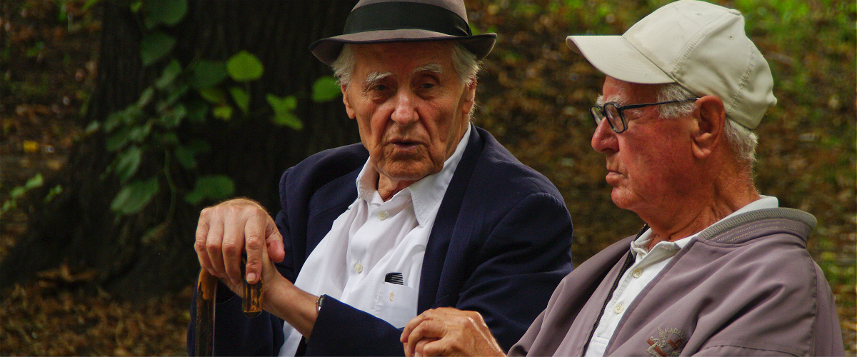 两名退休老人在塞尔维亚首都贝尔格莱德要塞的花园里聊天。 图片：世界银行/Celine Ferre