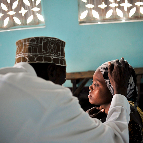 在负责冲突中性暴力问题秘书长特别代表访问索马里摩加迪沙期间，一名医生在妇幼保健中心为患者诊疗。联合国图片/ Tobin Jones
