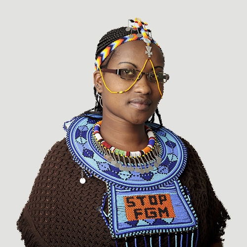 普里缇·索伊那多·奥伊 (Purity Soinato Oiyie) 是来自肯尼亚纳罗克县的一名马萨依族女孩。她11岁时得到救助，免于女性生殖器切割和童婚。虽然已经在救援中心生活多年，但她仍然专注于学业。奥伊是所在村子里第一个向女性生殖器切割说“不”，并完成学业的女孩。目前，她将大部分时间投入到和其他女孩交流方面，鼓励她们专注于学业，向女性生殖器切割说“不”。联合国妇女署图片/Ryan Brown