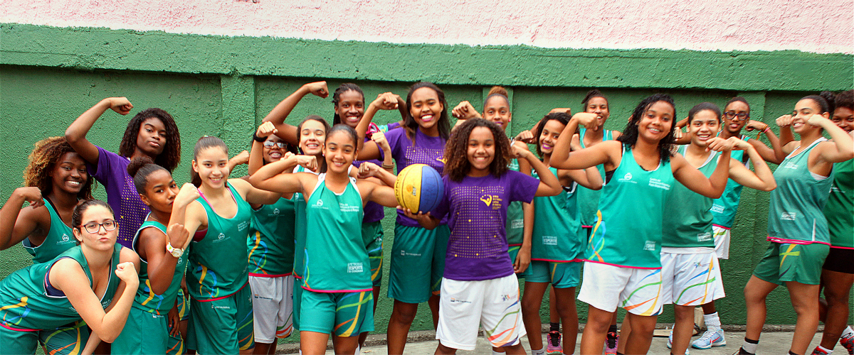 参加“一次胜利将孕育新的胜利”活动的巴西青少年女孩。该活动将体育作为减少性别不平等的工具，培养青少年女孩的自尊和生活技能。在2017年里约奥运会之前，“一次胜利将孕育新的胜利”活动已吸引了2500名女孩参与。联合国妇女署图片/Gustavo Stephan