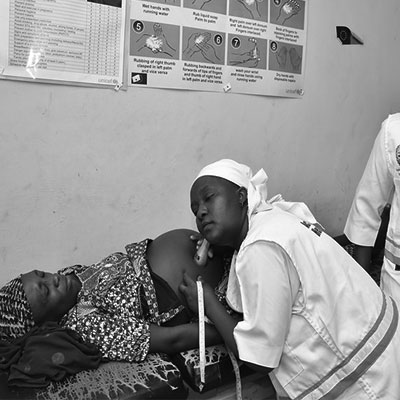 尼日利亚人道主义基金会的女性援助人员在尼日利亚阿达马瓦州提供孕产妇护理。人道协调厅/尼日利亚人道主义基金会/行动健康公司图片