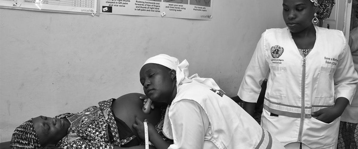 尼日利亚人道主义基金会的女性援助人员在尼日利亚阿达马瓦州提供孕产妇护理。人道协调厅/尼日利亚人道主义基金会/行动健康公司图片