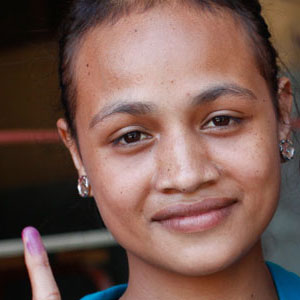 一在东帝汶举行的议会选举中，一位选民在投票箱前行使自己的权利。联合国图片/Martine Perret