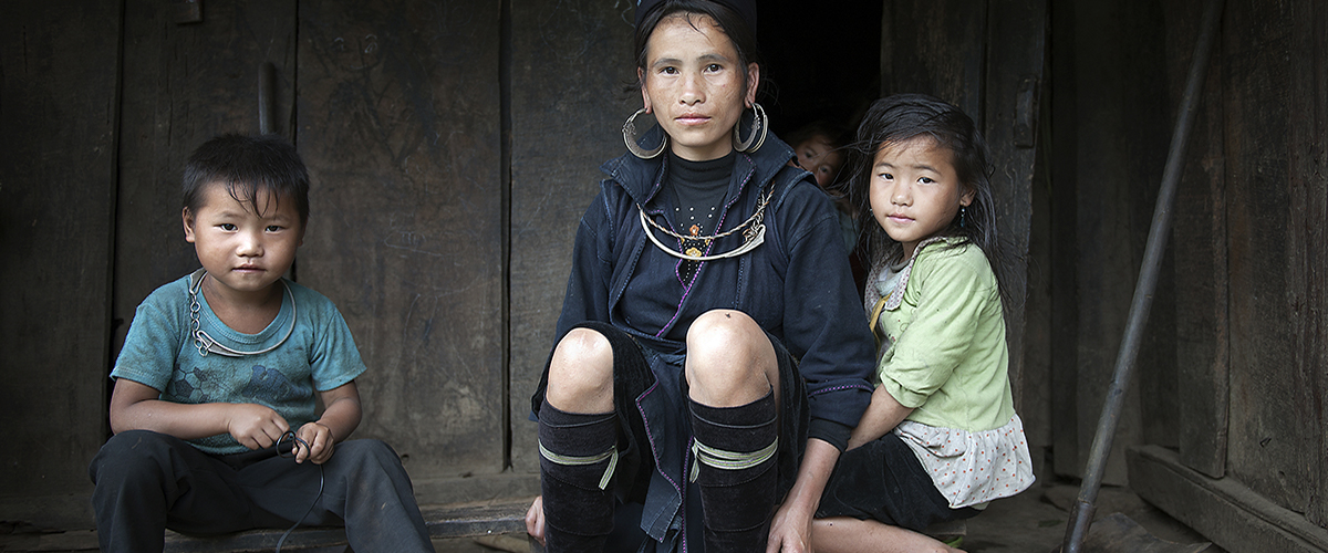 在越南西北部仙柴村，一名来自苗族土著群体母亲及其三名子女。联合国图片/Kibae Park