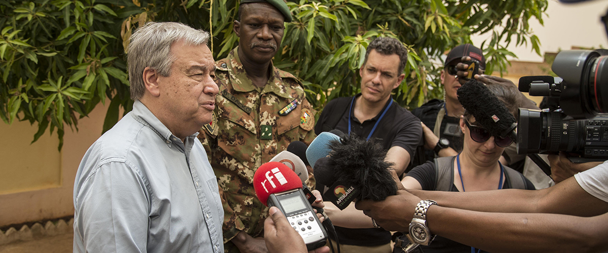 在马里莫普提的萨赫勒五国集团联合部队总部，联合国秘书长安东尼奥·古特雷斯向记者发表谈话。 联合国图片/ Marco Dormino<