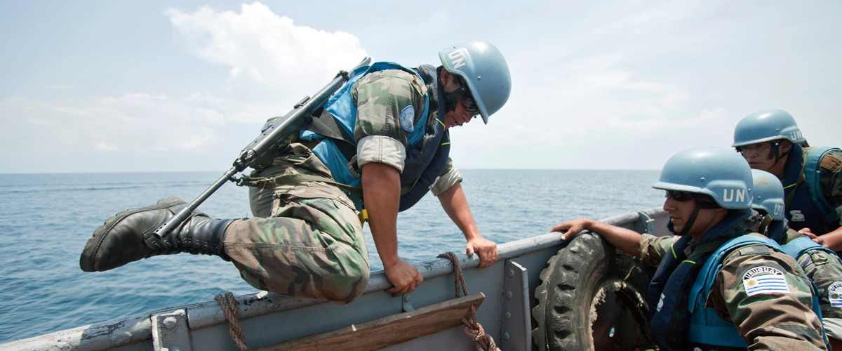 在一次打击海盗登船培训中的联合国维和人员。联合国图片/Sylvain Liechti