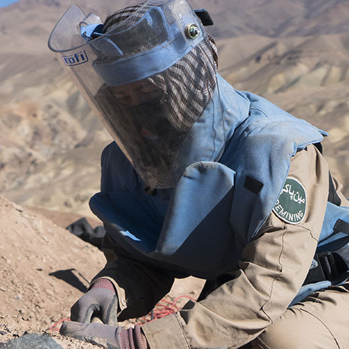一名女排雷员。联合国排雷行动处图片