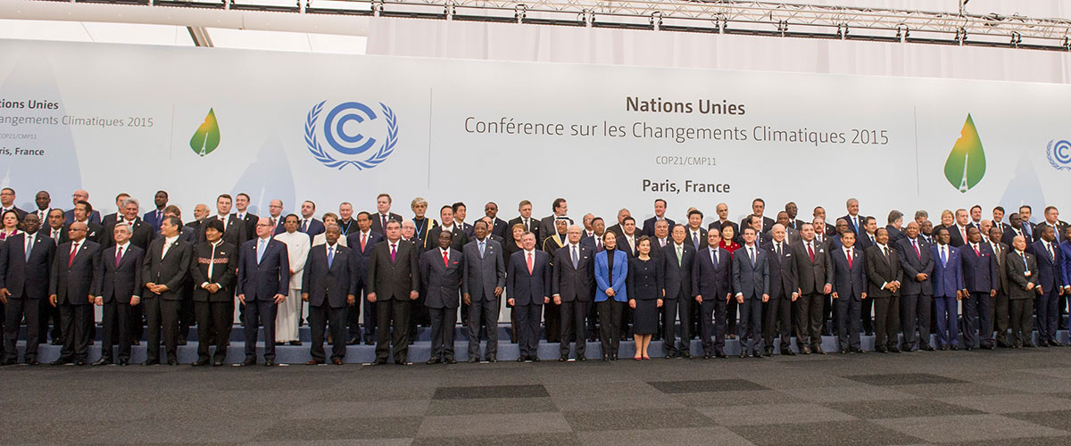Secretary-General Ban Ki-moon poses for a group photo with world leaders attending the UN Climate Change Conference (COP21) in Paris, France. UN Photo/Rick Bajornas