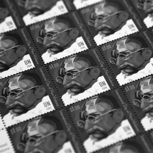联合国邮政管理处于2009年发行的国际非暴力日纪念邮票联合国图片/Ryan Brown