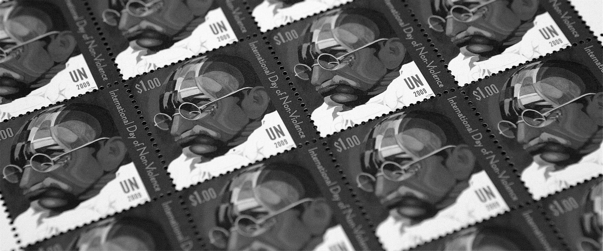 联合国邮政管理处于2009年发行的国际非暴力日纪念邮票联合国图片/Ryan Brown