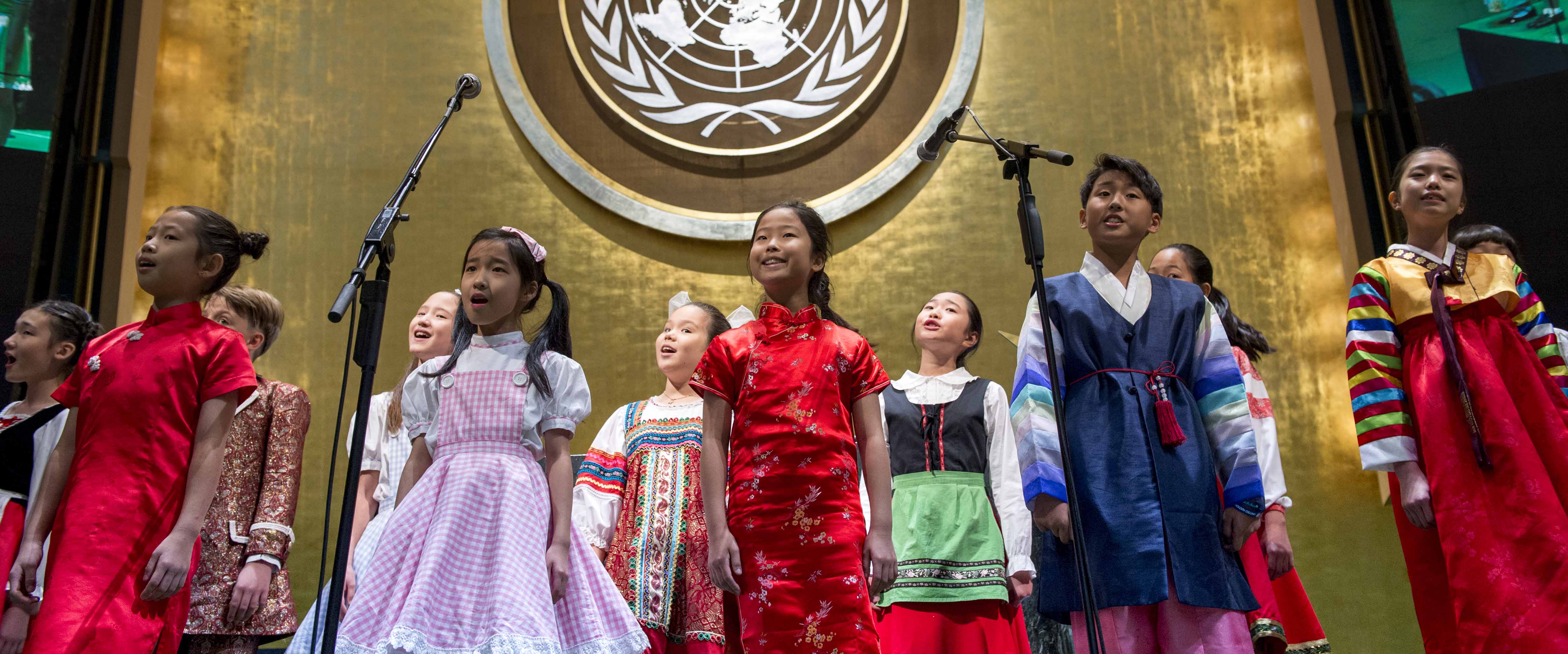 儿童在“国际和平日（9月21日）”特别活动期间表演，活动的主题是“可持续发展目标：建设和平之路”联合国图片/ Cia Pak