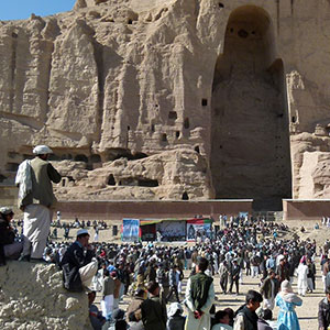 为庆祝国际诺鲁孜节，阿富汗人在巴米扬大佛遗址聚集。