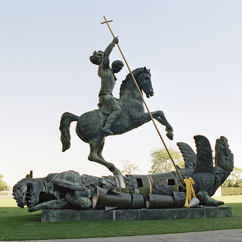 圣乔治屠龙雕塑。此雕塑由苏联SS-20和美国潘兴核导弹碎片制成。联合国图片/Milton Grant
