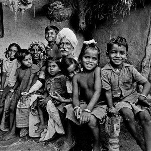 印度城市海得拉巴附近班贾拉族社区的一对老年夫妇和他们的孙子孙女。全球范围内60岁以上人口的增速已超过其他所有年龄的人群。2017年，世界60岁及以上人口约为9.62亿，占世界人口总数的13%。联合国图片/John Isaac