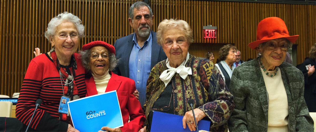 国际老年人日“城市环境中的可持续性和年龄包容性”特别活动的参与者们，摄于联合国总部，2015年10月。联合国图片/Kim Haughton