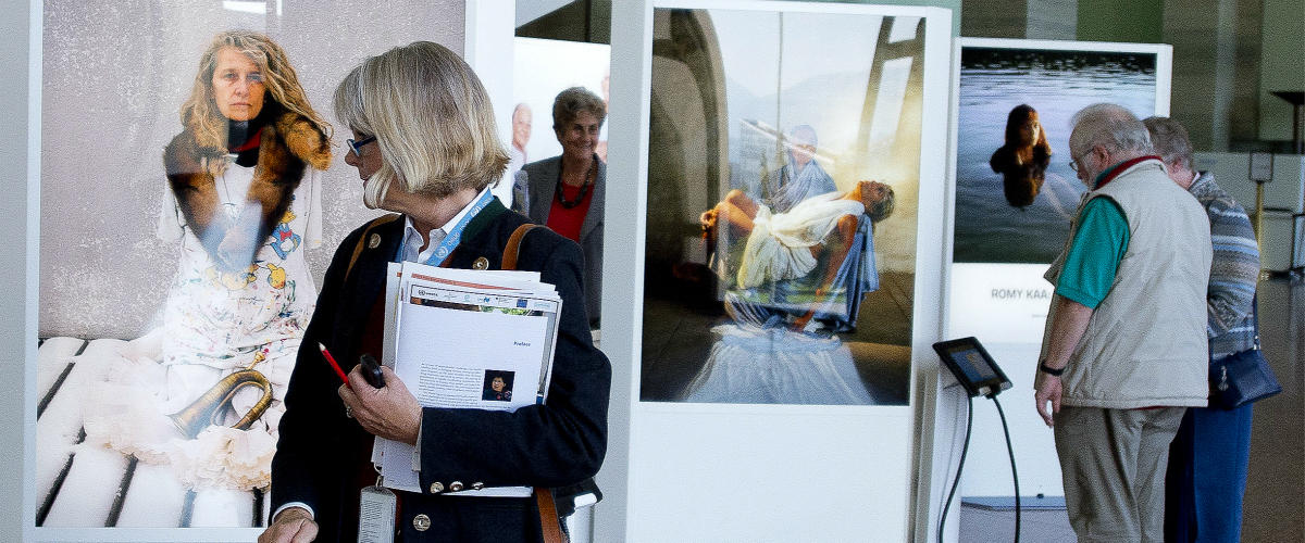 为庆祝国际老年人日，联合国欧洲经济委员会与合作伙伴共同组织了一场互动式展览，主题涉及人口老龄化以及社会应如何应对不断变化的人口结构，摄于瑞士日内瓦，2015年10月。联合国图片/Jean-Marc Ferré

