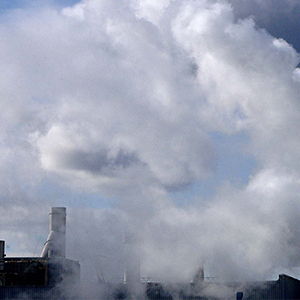 加拿大多伦多一个制造业建筑群产生的气体排放。 联合国图片/Kibae Park