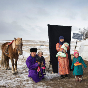 在蒙古国阿拉格额尔德尼县，蒙古包外的一家人。儿基会图片/Njiokiktjien VII