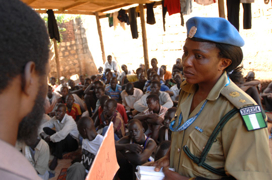 通过与政府官员和儿童基金会磋商，一名尼日利亚籍联合国惩戒干事在苏丹南部的朱巴监狱建立了一个少年迁善中心，超过70名儿童的入学。  联合国图片/Tim Mckulka