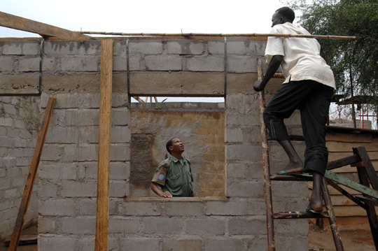 2010年，一名津巴布韦籍联合国惩戒干事在苏丹南部的朱巴监狱重新建立了办公室和档案管理系统。 联合国图片/Tim McKulka