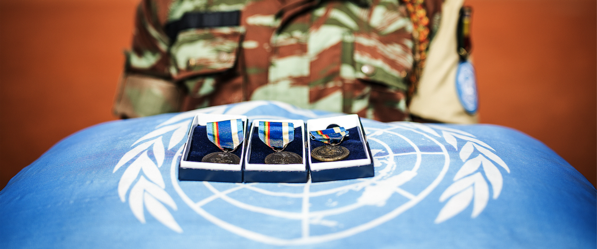 2018年4月，马里稳定团为牺牲维和人员举行悼念和授勋仪式。联合国图片/Harandane