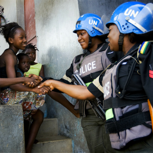联海稳定团的尼日利亚籍维和人员在对海地首都太子港的一个贫民窟进行巡逻时，与当地儿童交谈。联合国图片/Marco Dormino