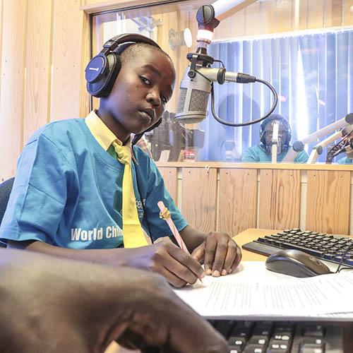  为纪念世界儿童日，联合国南苏丹特派团（南苏丹特派团）与联合国儿童基金会南苏丹办事处就“说出来，被听到”的倡议展开合作。图为：活动期间青年代表接管了特派团电台的广播。 联合国图片/Isaac Billy