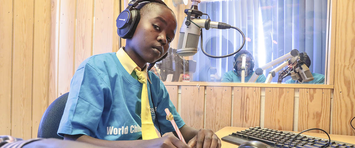 为纪念世界儿童日，联合国南苏丹特派团（南苏丹特派团）与联合国儿童基金会南苏丹办事处就“说出来，被听到”的倡议展开合作。图为：活动期间青年代表接管了特派团电台的广播。 联合国图片/Isaac Billy
