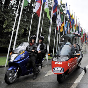 在瑞士联合国日内瓦办事处驻地外举办的零排放比赛上，参赛电动汽车在起跑线各就各位。联合国图片/Jean-Marc Ferré