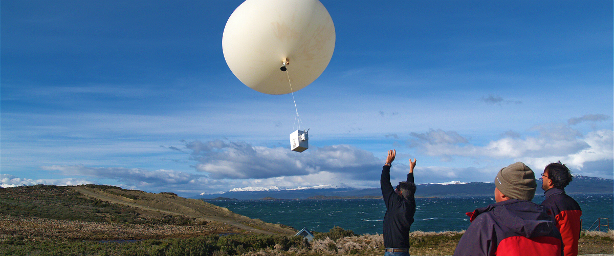 阿根廷乌斯怀亚气象观测站放出的第一个臭氧探空仪。