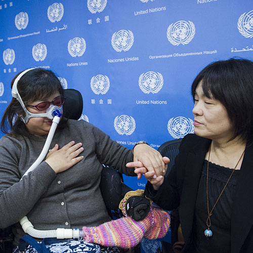 世界聋盲人联合会秘书长福田明子（中间），在有关“包容残疾人的减灾”新闻发布会上用触感手语交谈。