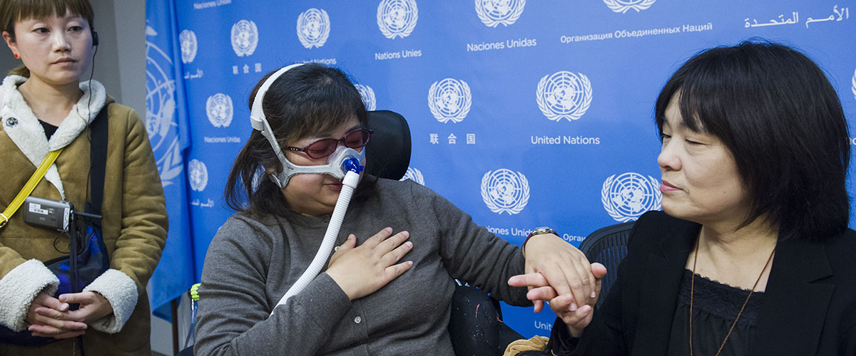 世界聋盲人联合会秘书长福田明子（中间），在有关“包容残疾人的减灾”新闻发布会上用触感手语交谈。