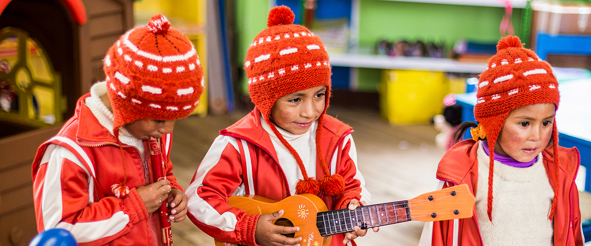 秘鲁乡村学校的孩子们正在唱歌和演奏乐器。开发署秘鲁办事处图片