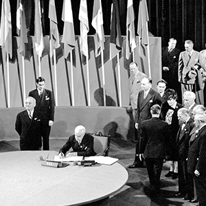 在1945年4月25日至6月26日的旧金山会议上，美国签署《联合国宪章》。联合国图片