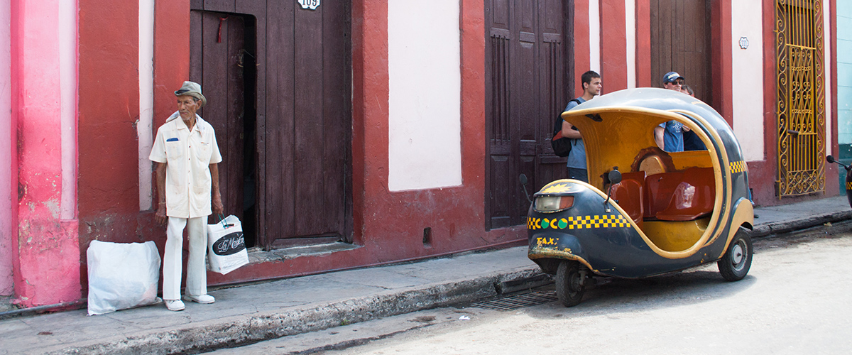 古巴的三轮式汽车“椰子出租车”搭载游客穿梭于哈瓦那街头。联合国图片/Anton Farran