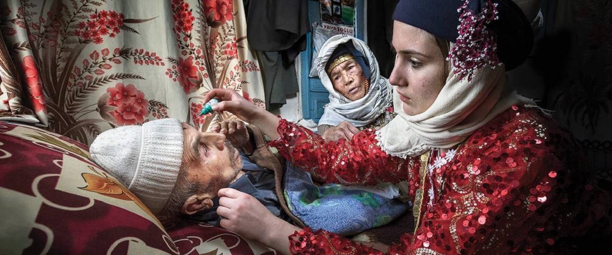 一名护理专业的学生正在为患者滴眼药水，摄于土耳其，2016年。图片： Photo: Leyla Emektar, 由Photoshare提供