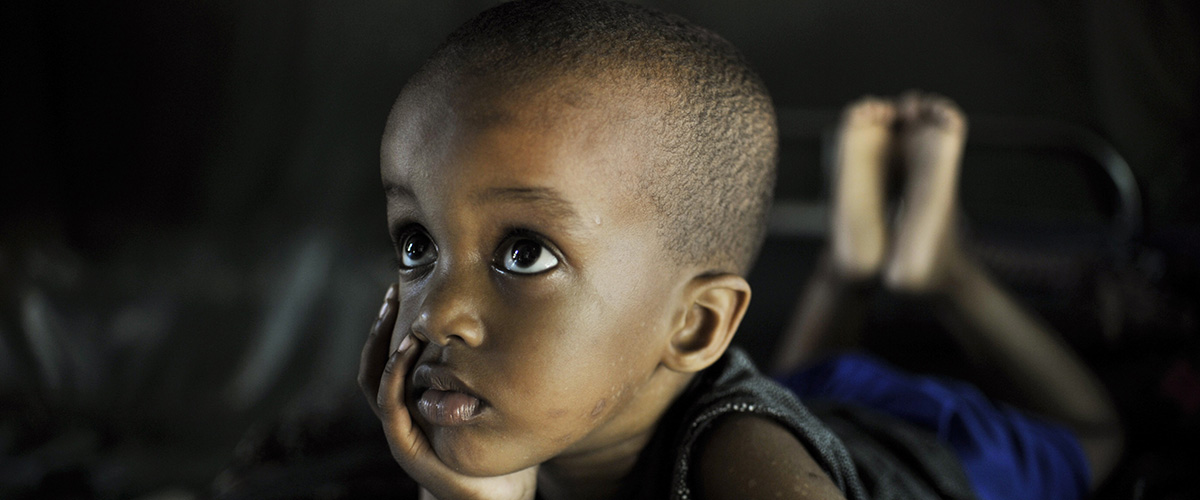 索马里摩加迪沙医疗诊所里的一名年幼的疟疾患者恢复健康，摄于2013年。联合国图片/Tobin Jones